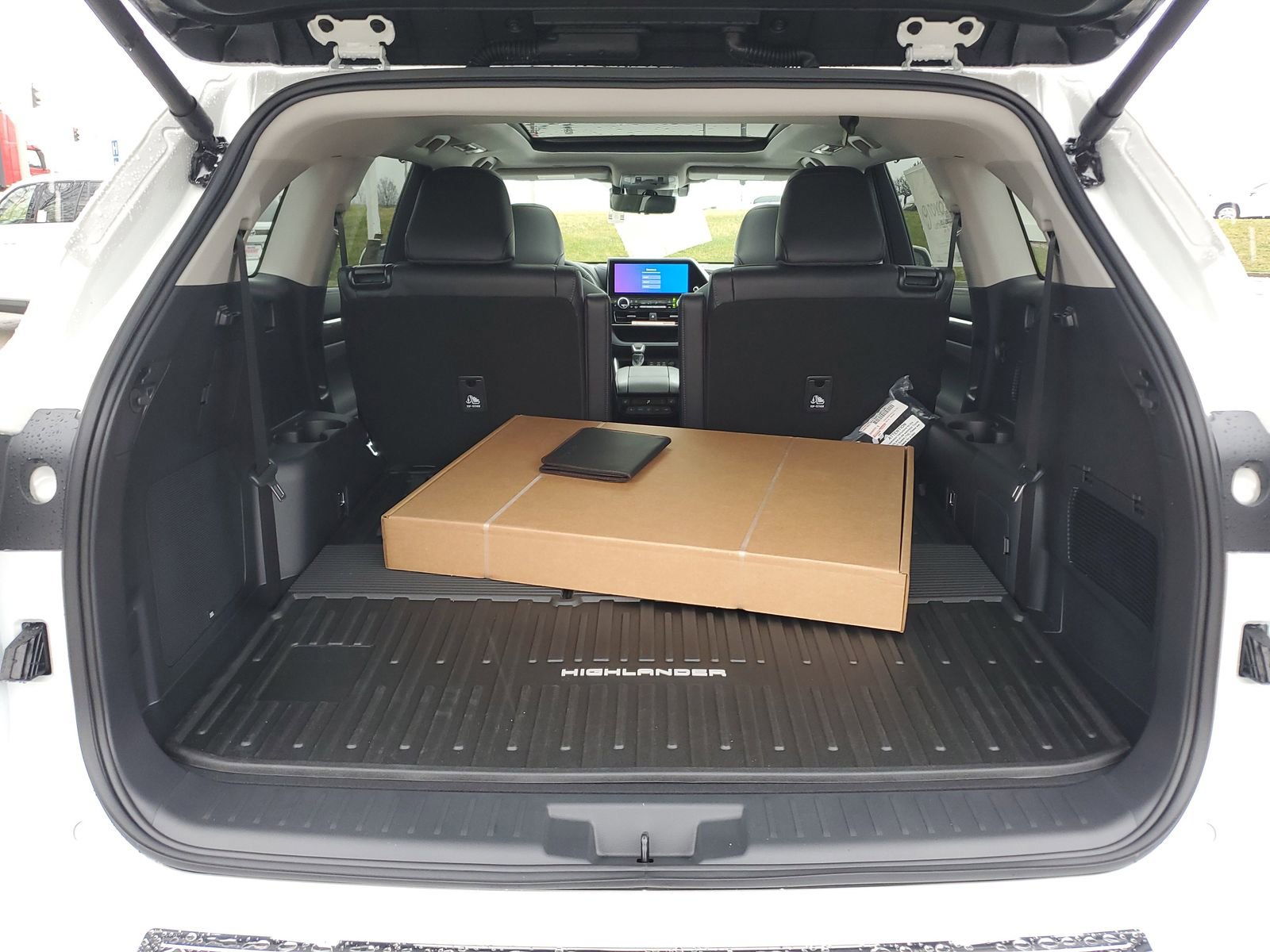 New 2026 Toyota Highlander Platinum image 9