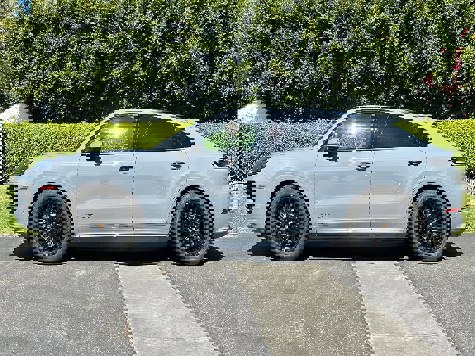 New 2026 Porsche Cayenne GTS image 2