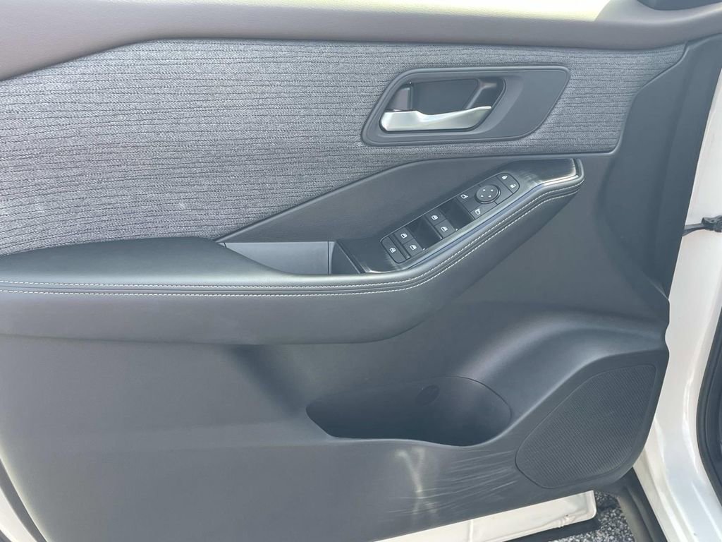 Used 2023 Nissan Rogue SV image 14