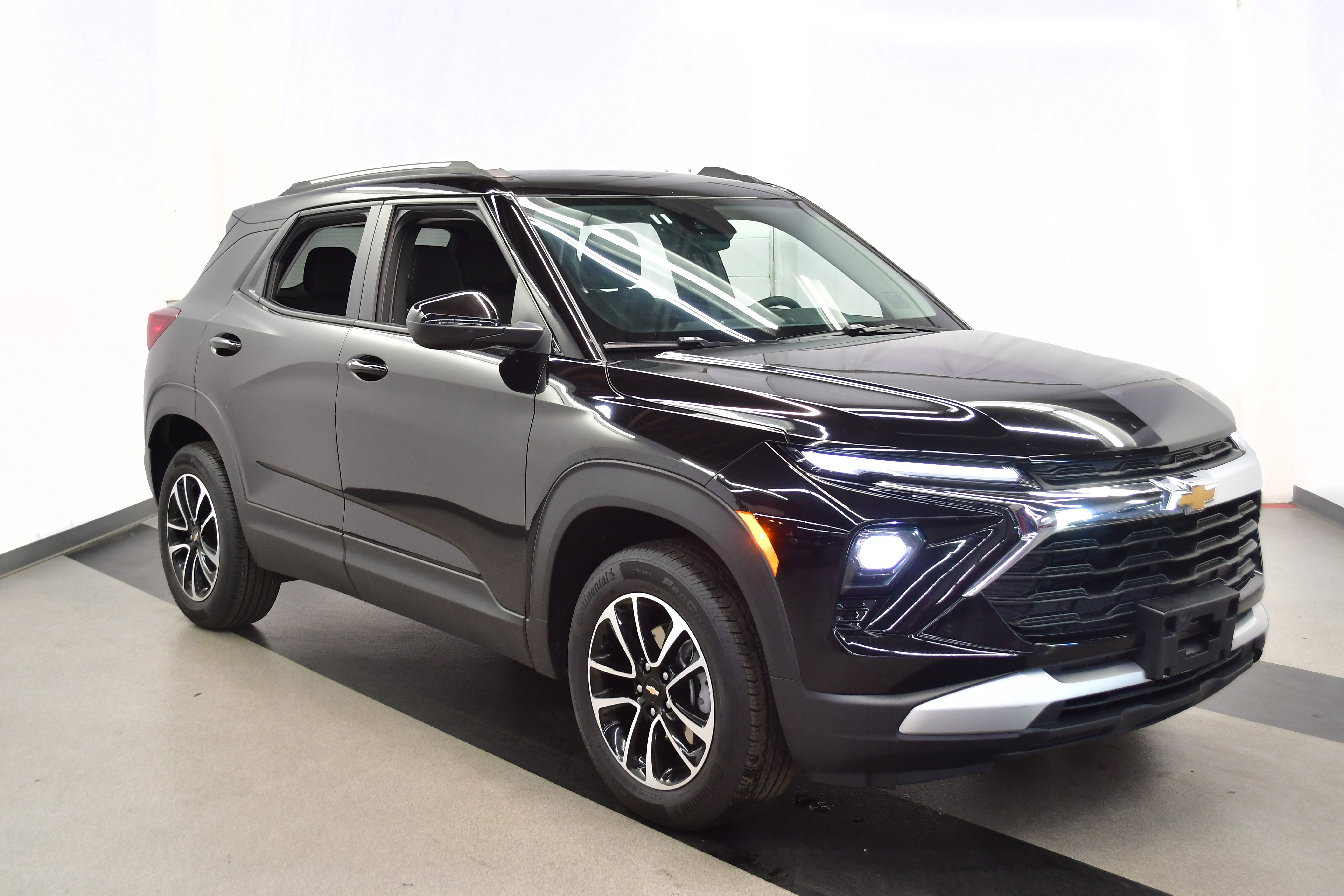 Used 2025 Chevrolet TrailBlazer LT AWD/4WD image 2