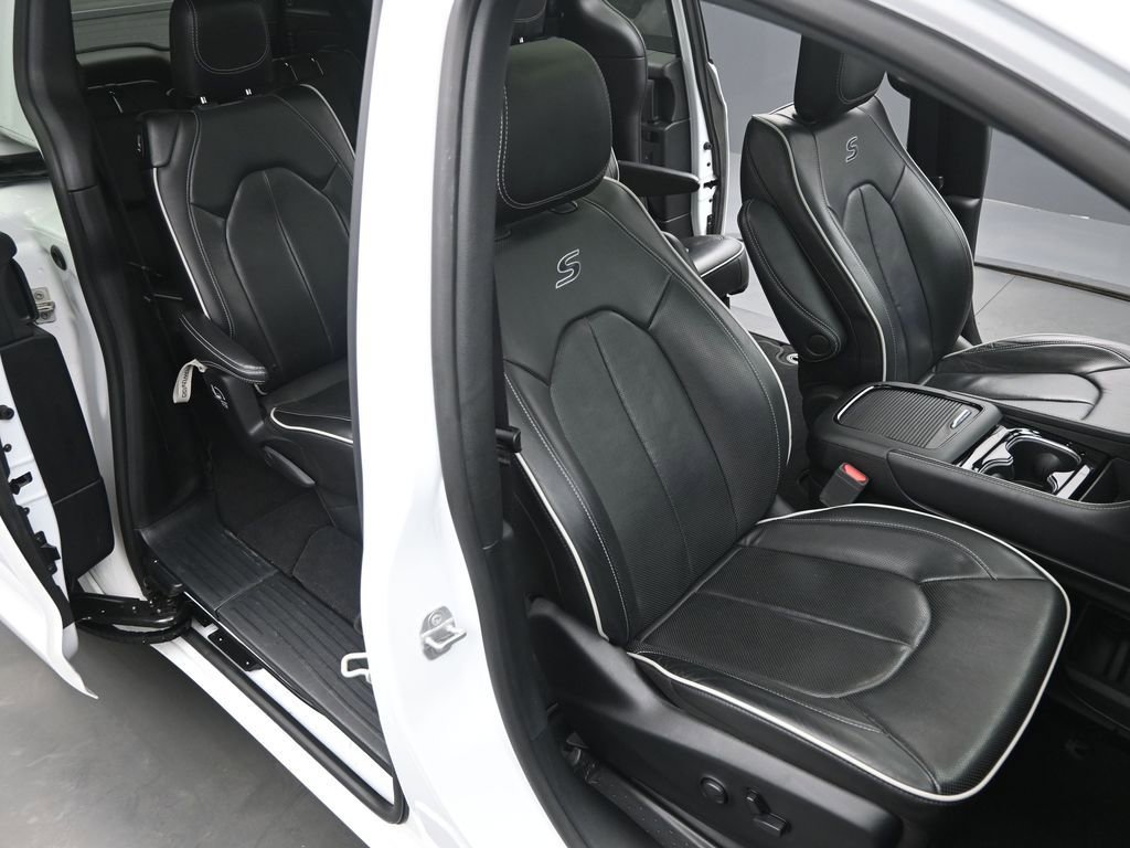 Used 2025 Chrysler Pacifica Limited image 19