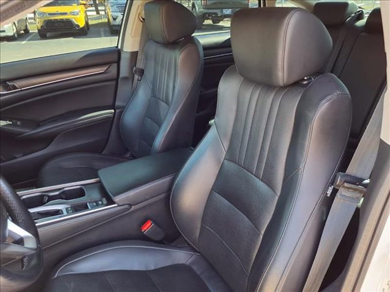 Used 2018 Honda Accord Touring image 12