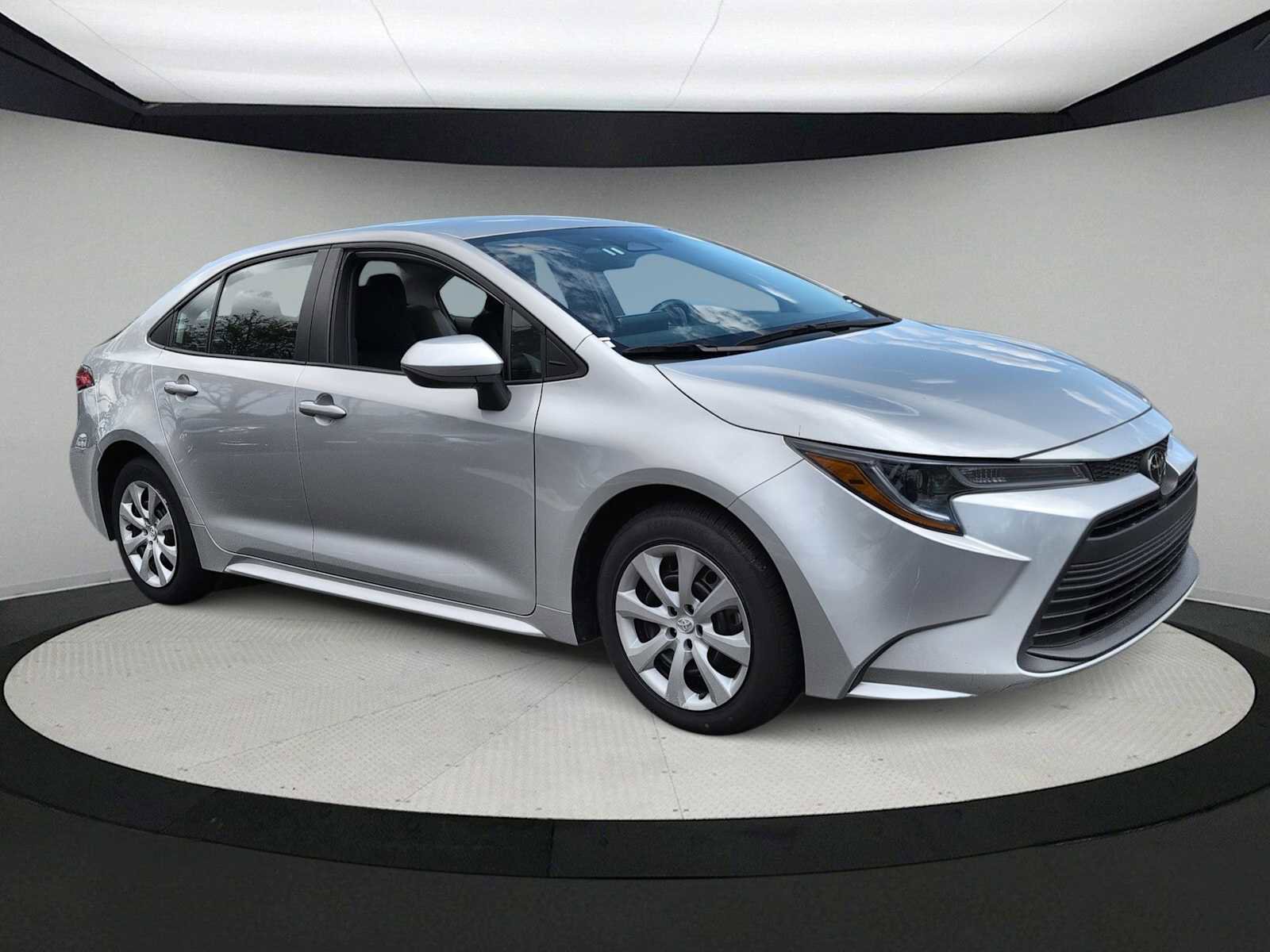 Used 2024 Toyota Corolla LE image 2