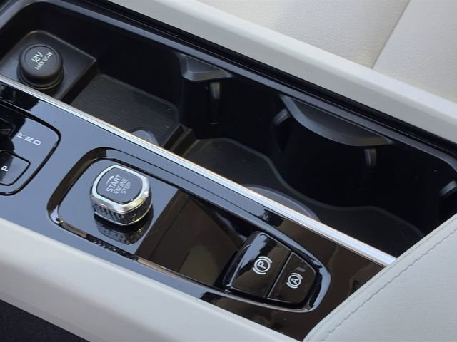 Used 2024 Volvo XC60 B5 Plus AWD/4WD image 33