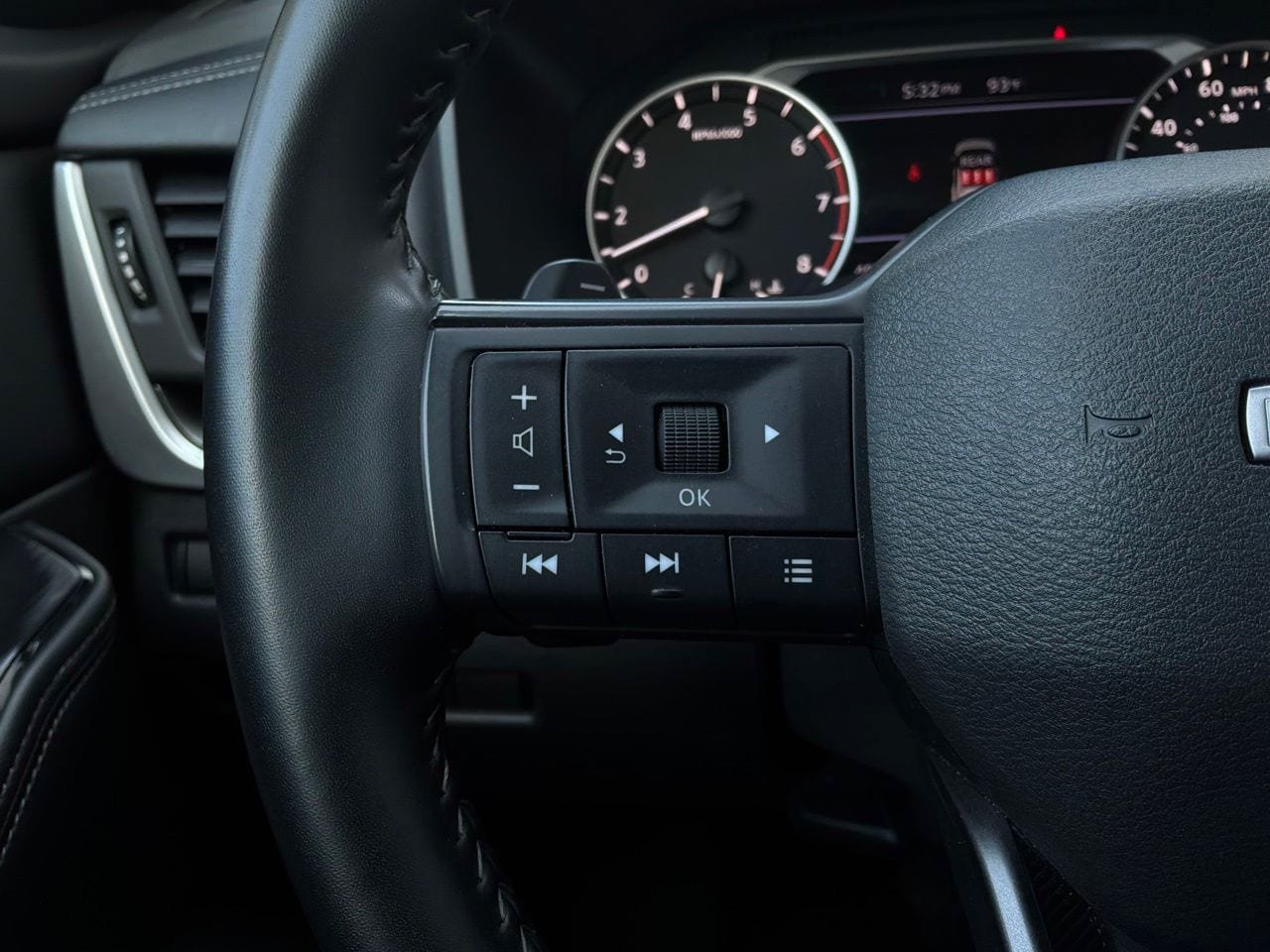 Used 2025 Nissan Rogue SV FWD image 33