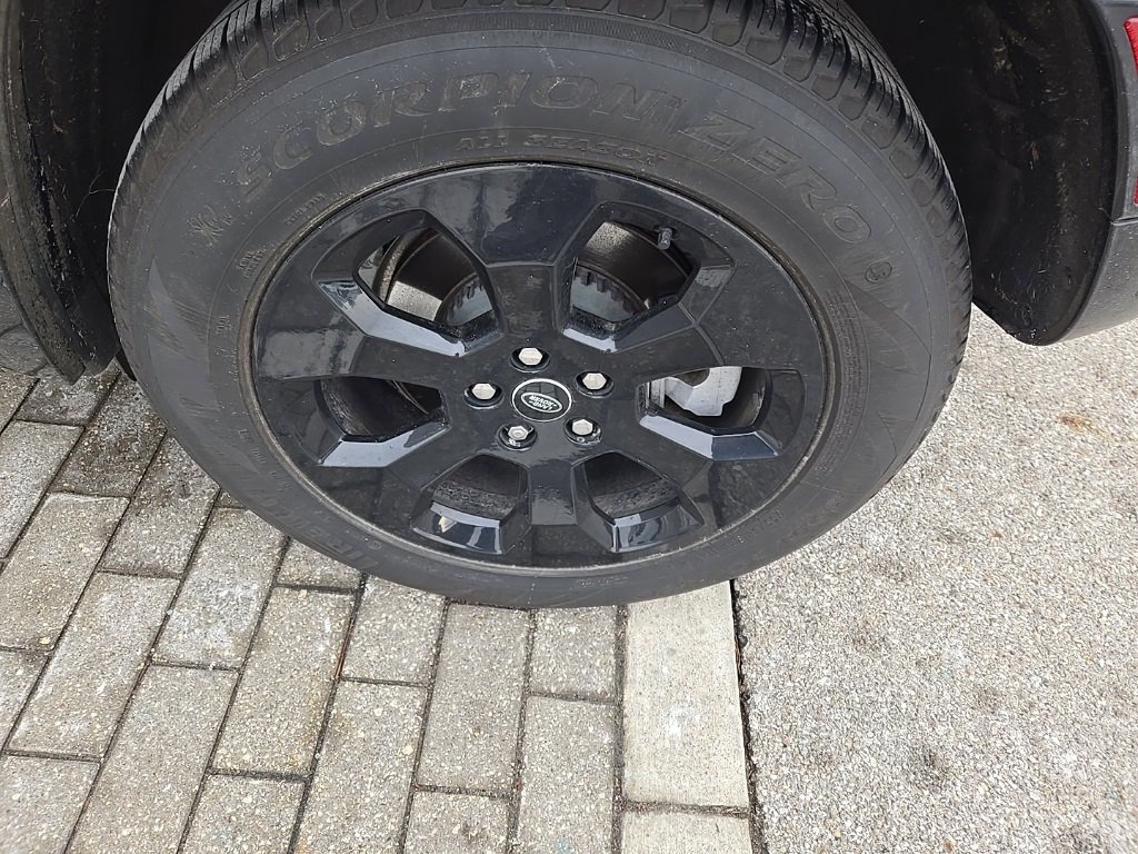 Used 2024 Land Rover Defender 110 X-Dynamic SE image 8