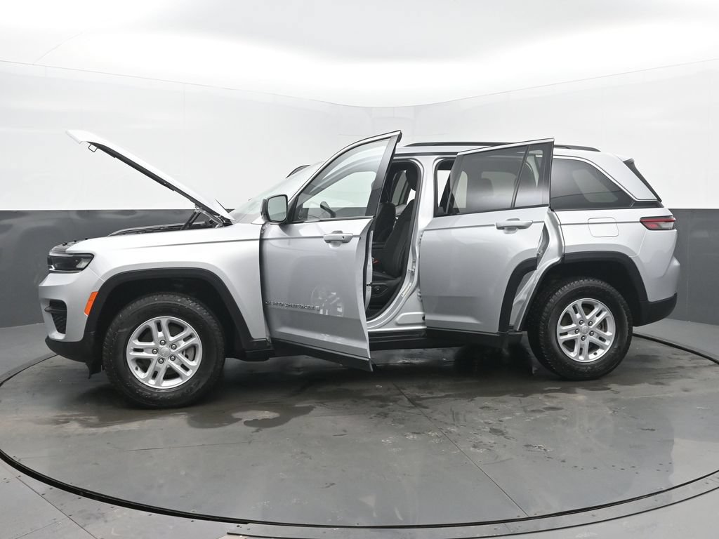 Used 2025 Jeep Grand Cherokee Laredo AWD/4WD image 60