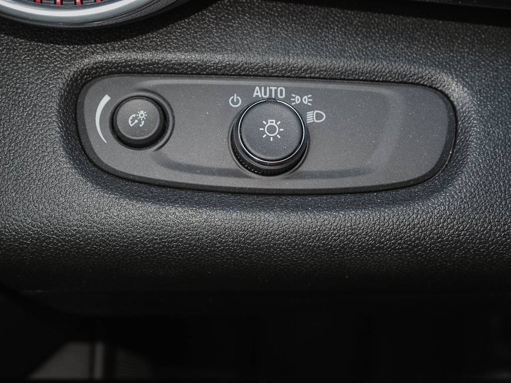 Used 2025 Chevrolet Trax RS w/ Sunroof Package FWD image 27