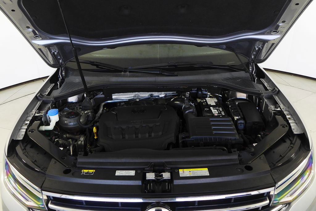 Used 2024 Volkswagen Tiguan SE w/ Panoramic Sunroof Package image 6