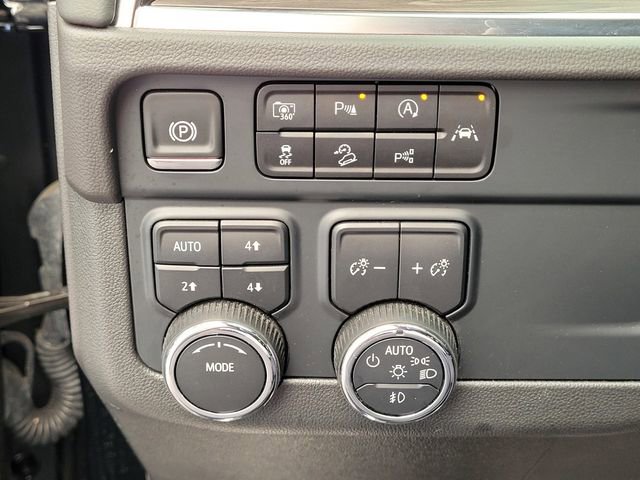 Used 2025 Chevrolet Suburban Z71 image 16