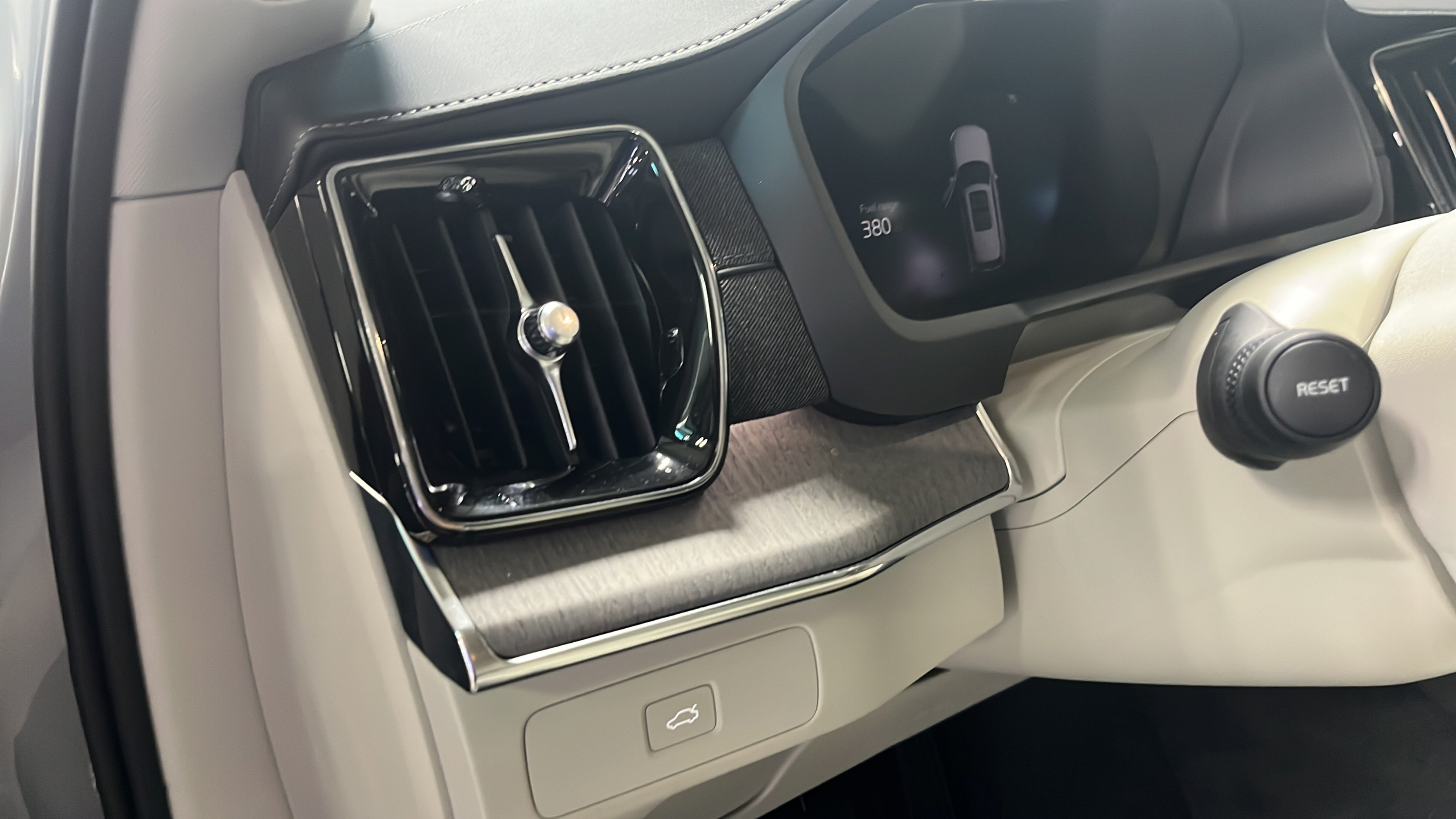 New 2026 Volvo XC90 B6 Ultra w/ Protection Package AWD/4WD image 14