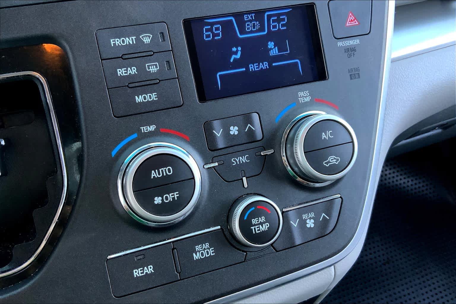 Used 2015 Toyota Sienna LE FWD image 33