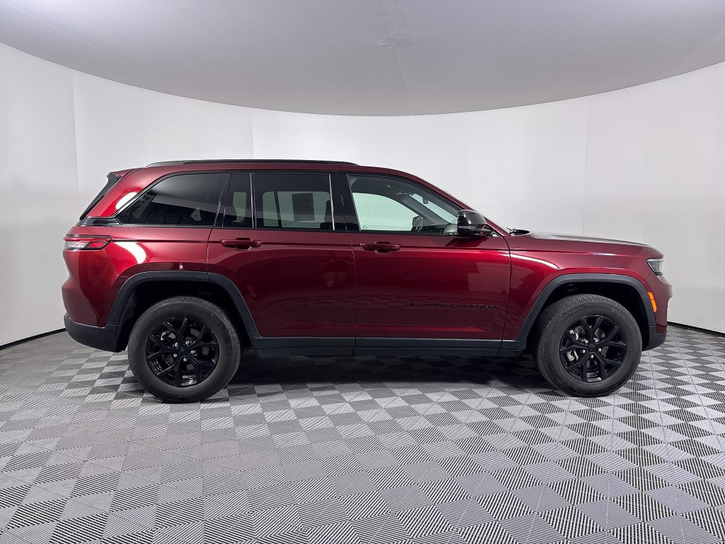 Used 2025 Jeep Grand Cherokee Altitude AWD/4WD image 15