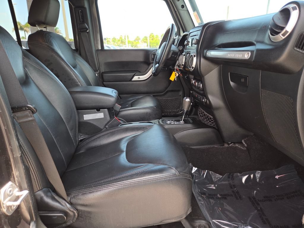 Used 2017 Jeep Wrangler Unlimited Sahara w/ Connectivity Group AWD/4WD image 16