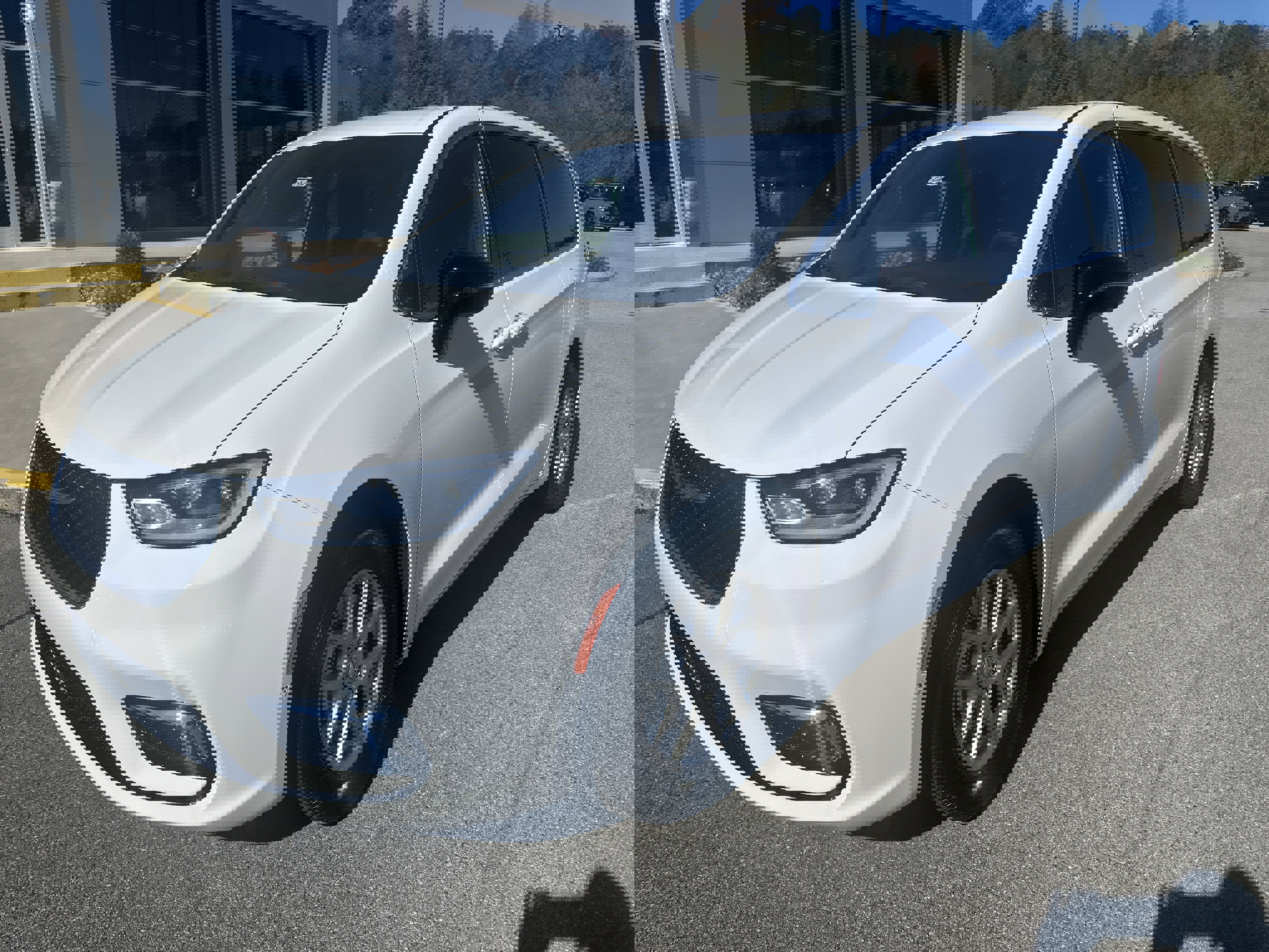 New 2026 Chrysler Pacifica Select image 2