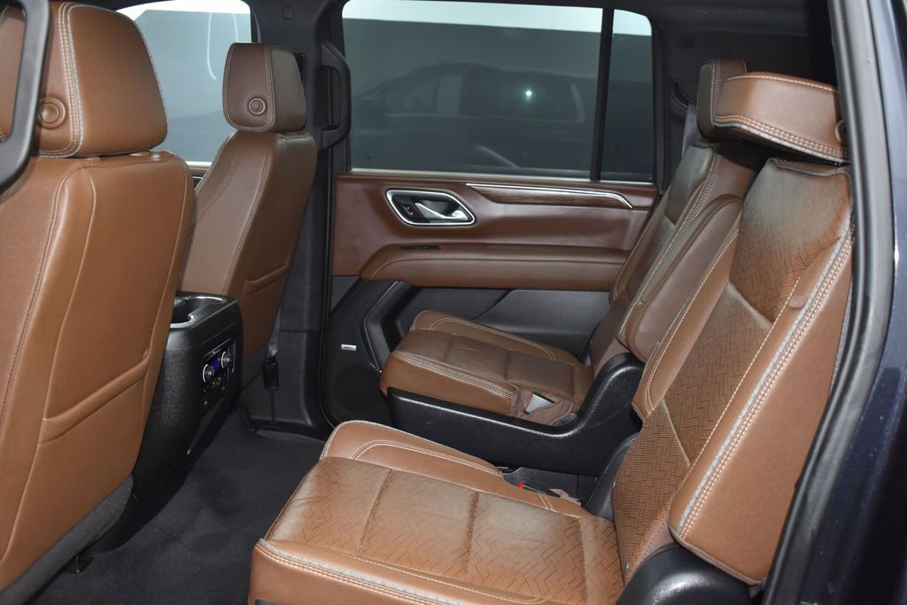 Used 2023 Chevrolet Suburban High Country RWD image 16