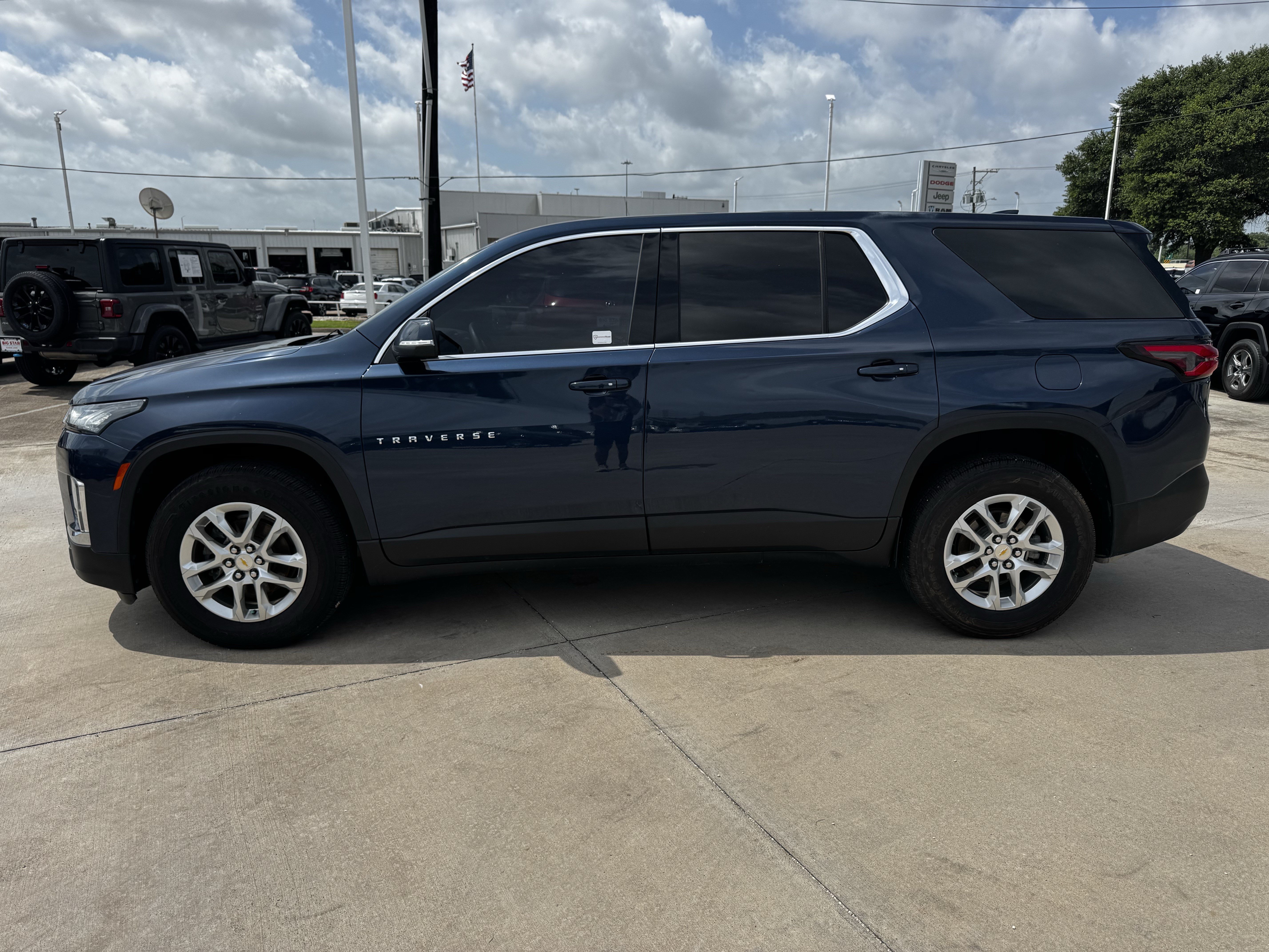 Used 2023 Chevrolet Traverse LS w/ Safety Package FWD image 7