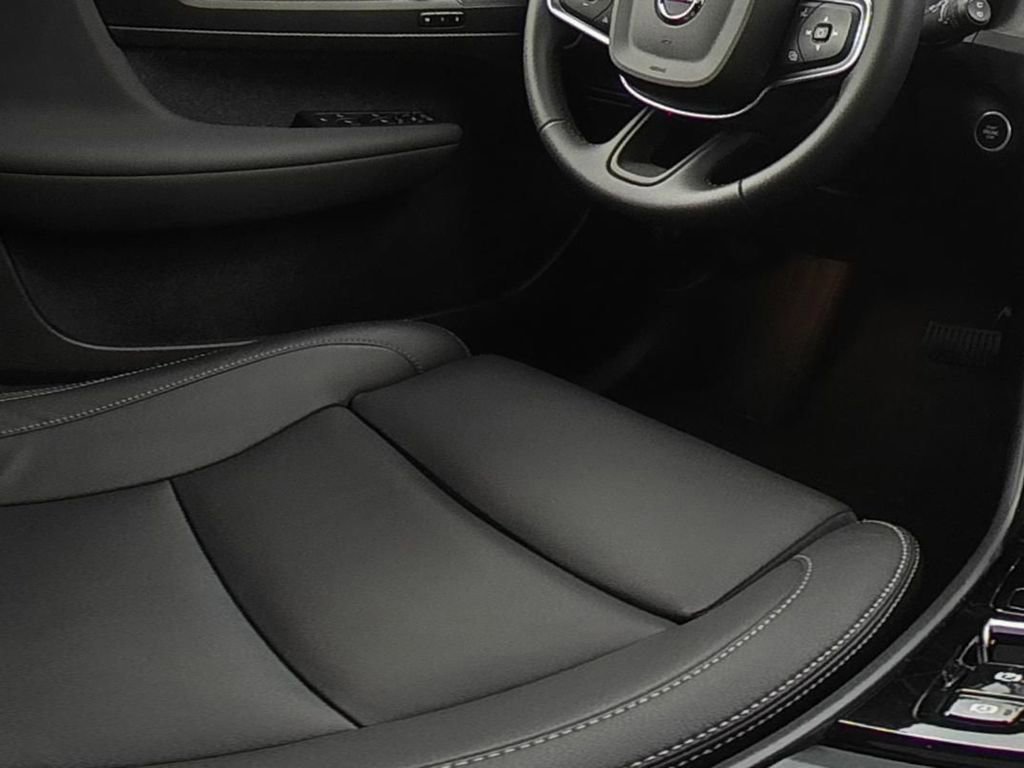 Used 2025 Volvo XC40 B5 Plus image 18