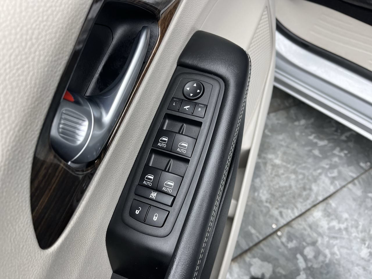 Used 2024 Chrysler Pacifica Limited FWD image 10
