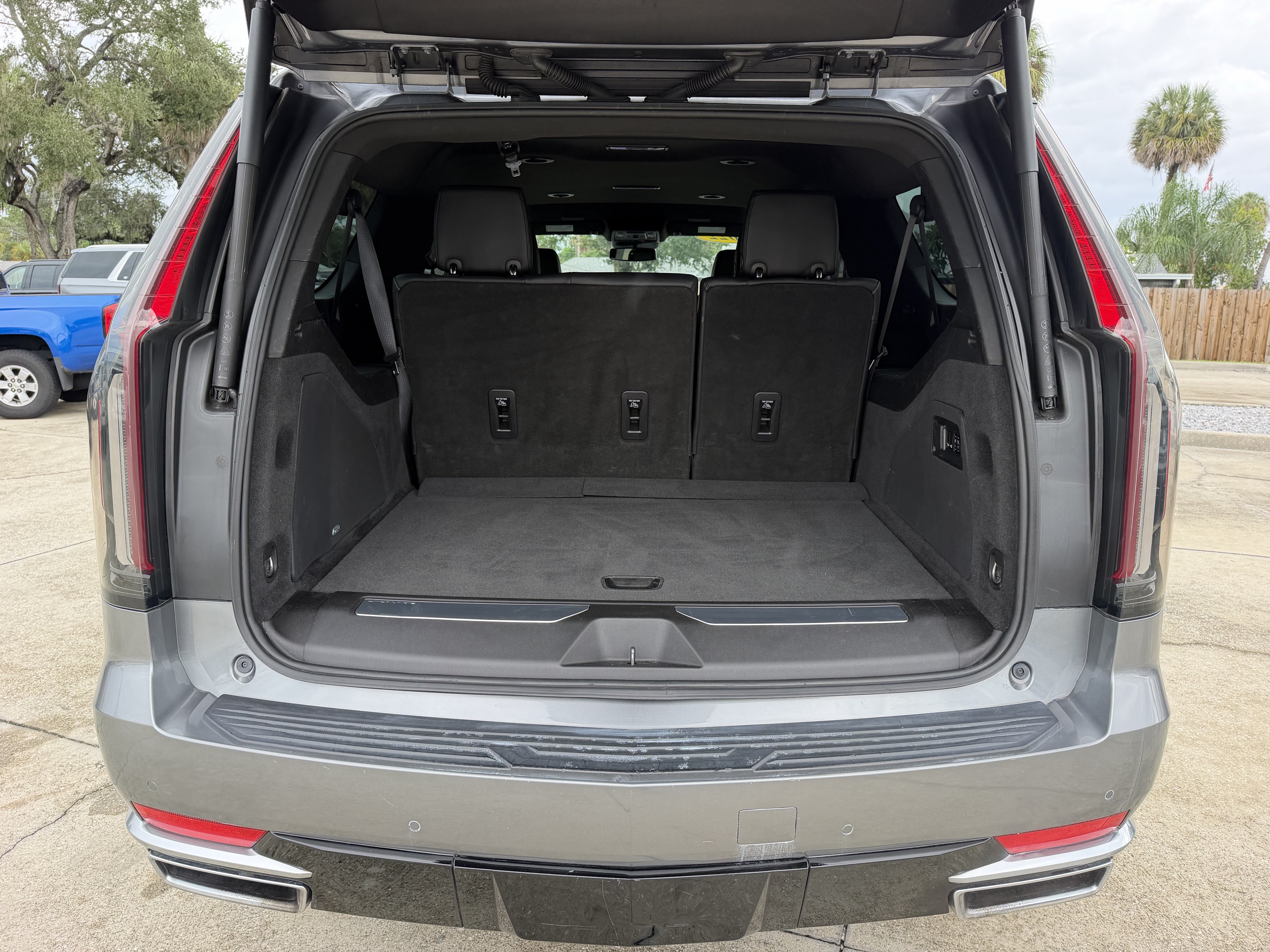Used 2022 Cadillac Escalade ESV Luxury AWD/4WD image 11