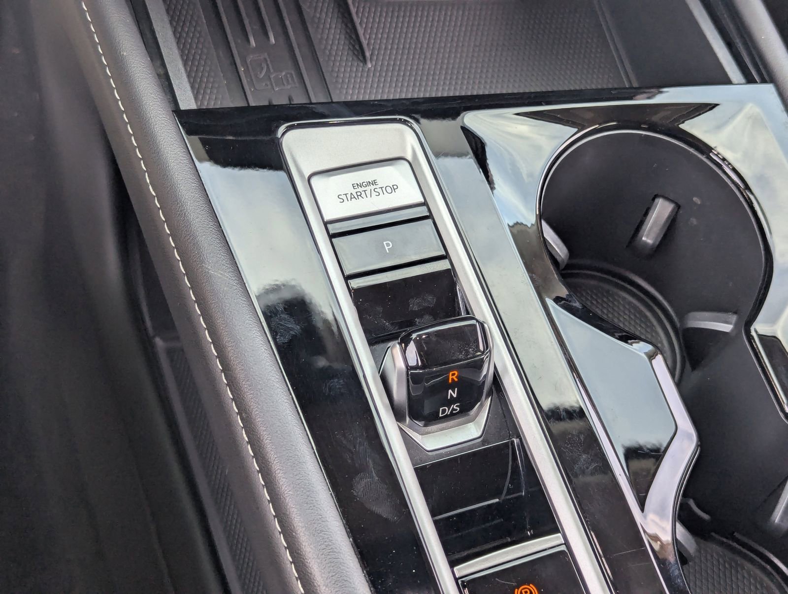 Used 2025 Volkswagen Atlas SE image 25