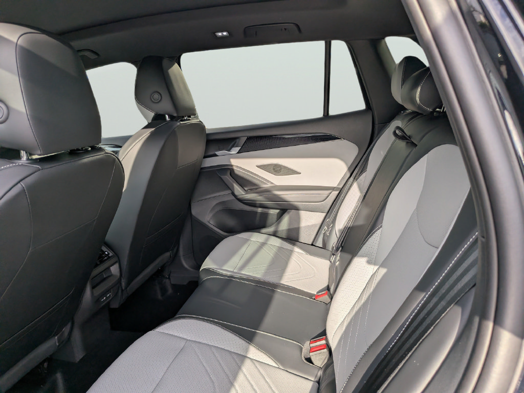 New 2026 Volkswagen Tiguan SE R-Line FWD image 14