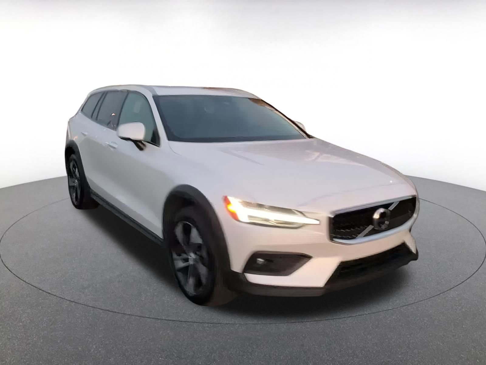 Used 2025 Volvo V60 B5 Cross Country Plus image 3