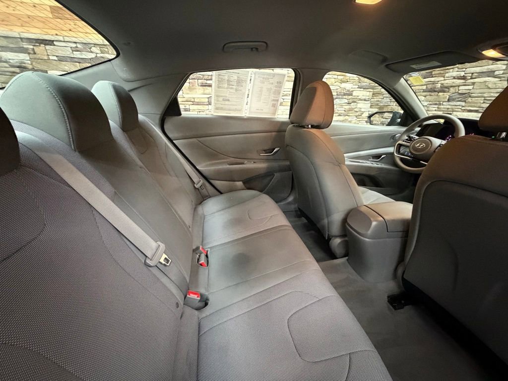 Used 2022 Hyundai Elantra SE image 28