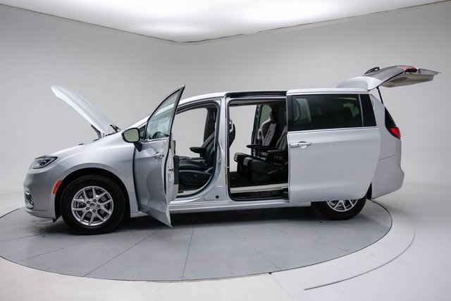 Used 2024 Chrysler Pacifica Touring-L image 20