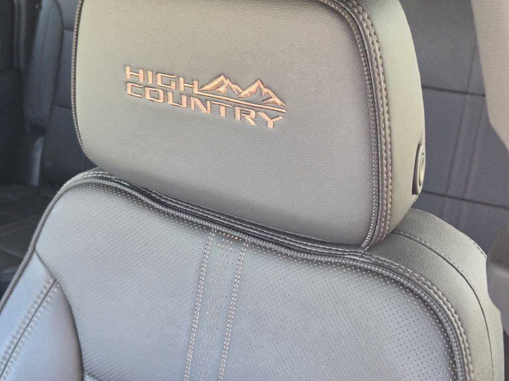 Certified 2025 Chevrolet Suburban High Country AWD/4WD image 15
