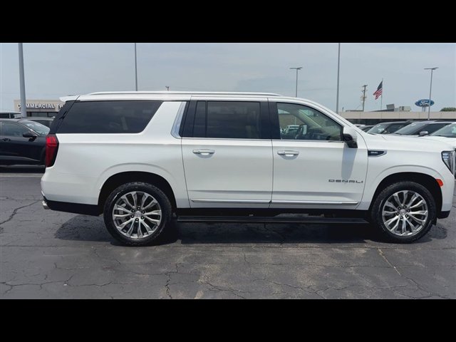 Used 2021 GMC Yukon XL Denali w/ Denali Premium Package AWD/4WD image 9