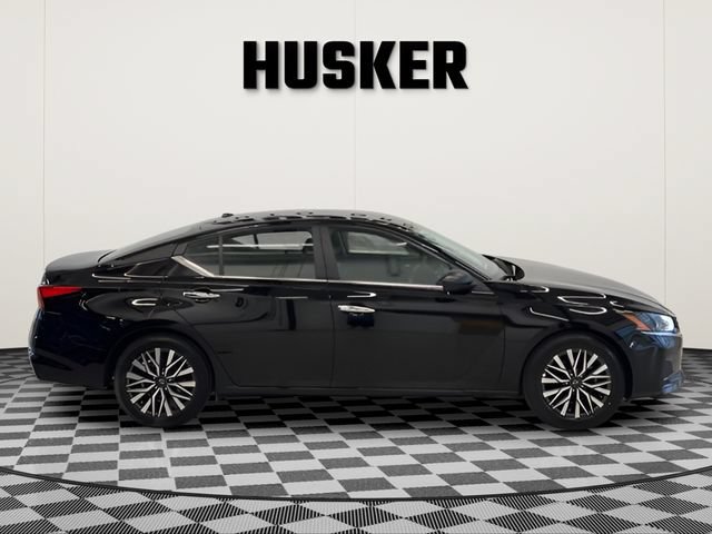 Used 2025 Nissan Altima 2.5 SV FWD image 2