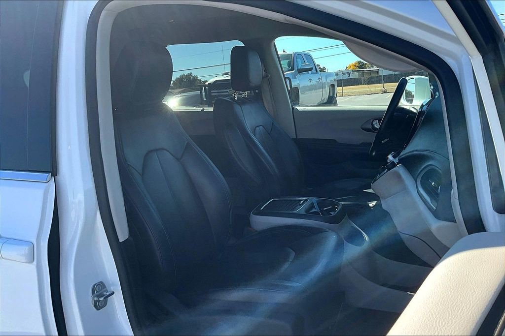 Used 2021 Chrysler Pacifica Touring-L image 10