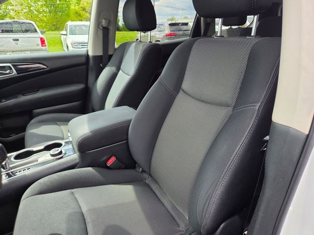 Used 2017 Nissan Pathfinder SV image 2