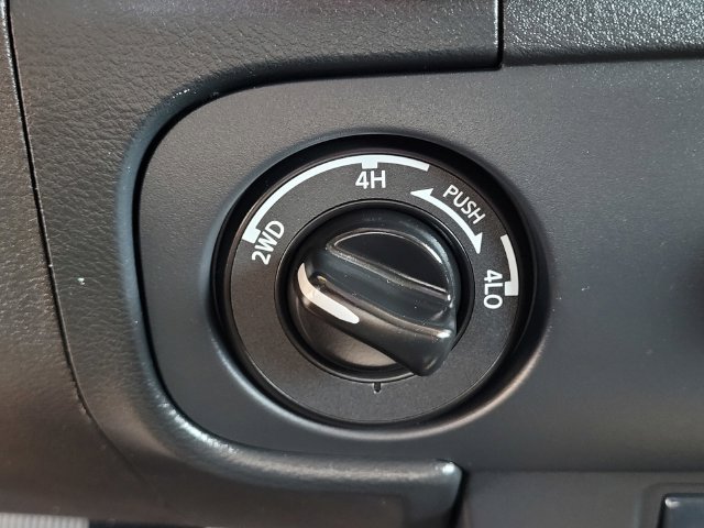 Used 2025 Nissan Frontier SV AWD/4WD image 14