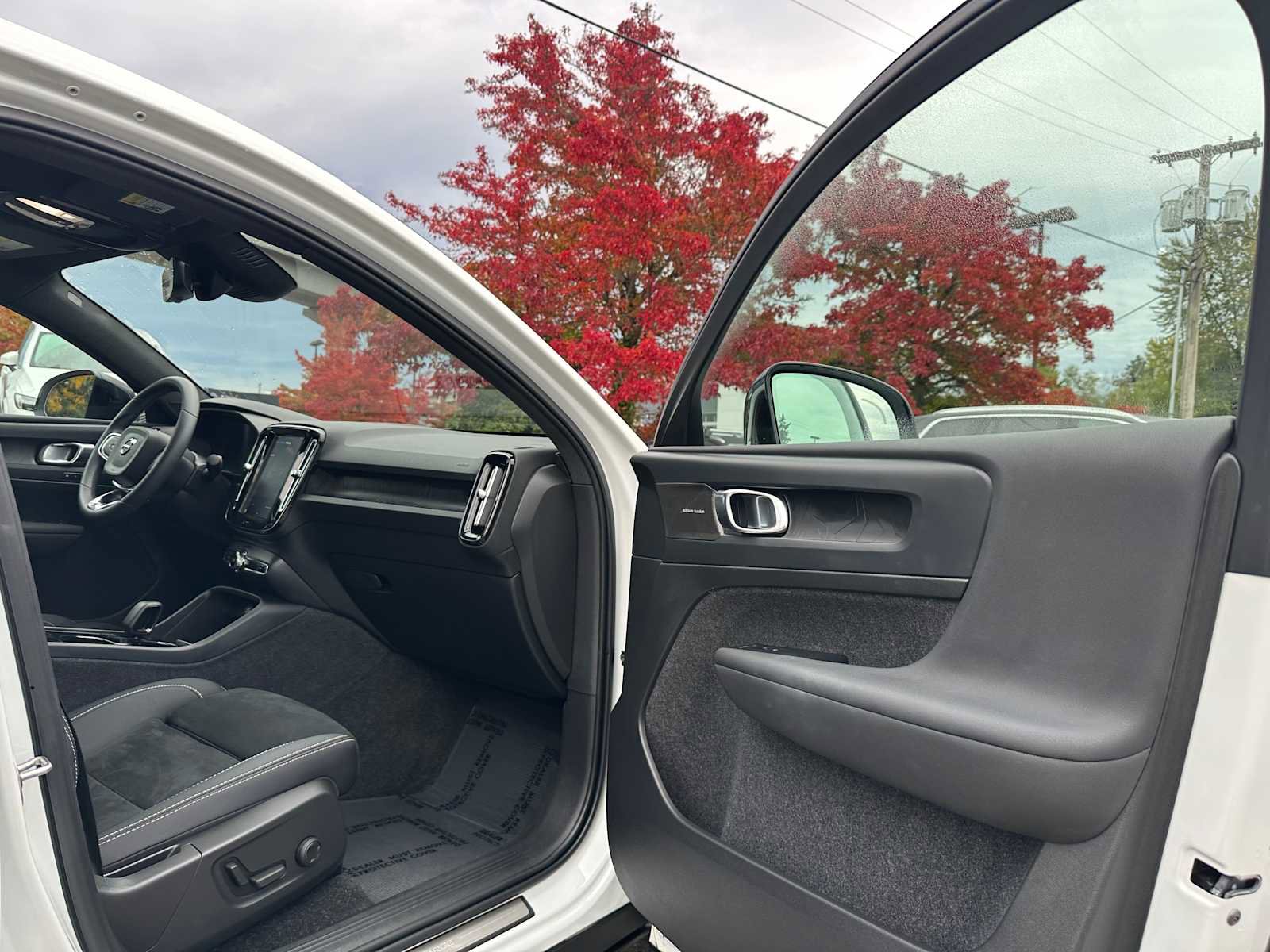 Certified 2023 Volvo C40 P8 Recharge Ultimate image 11