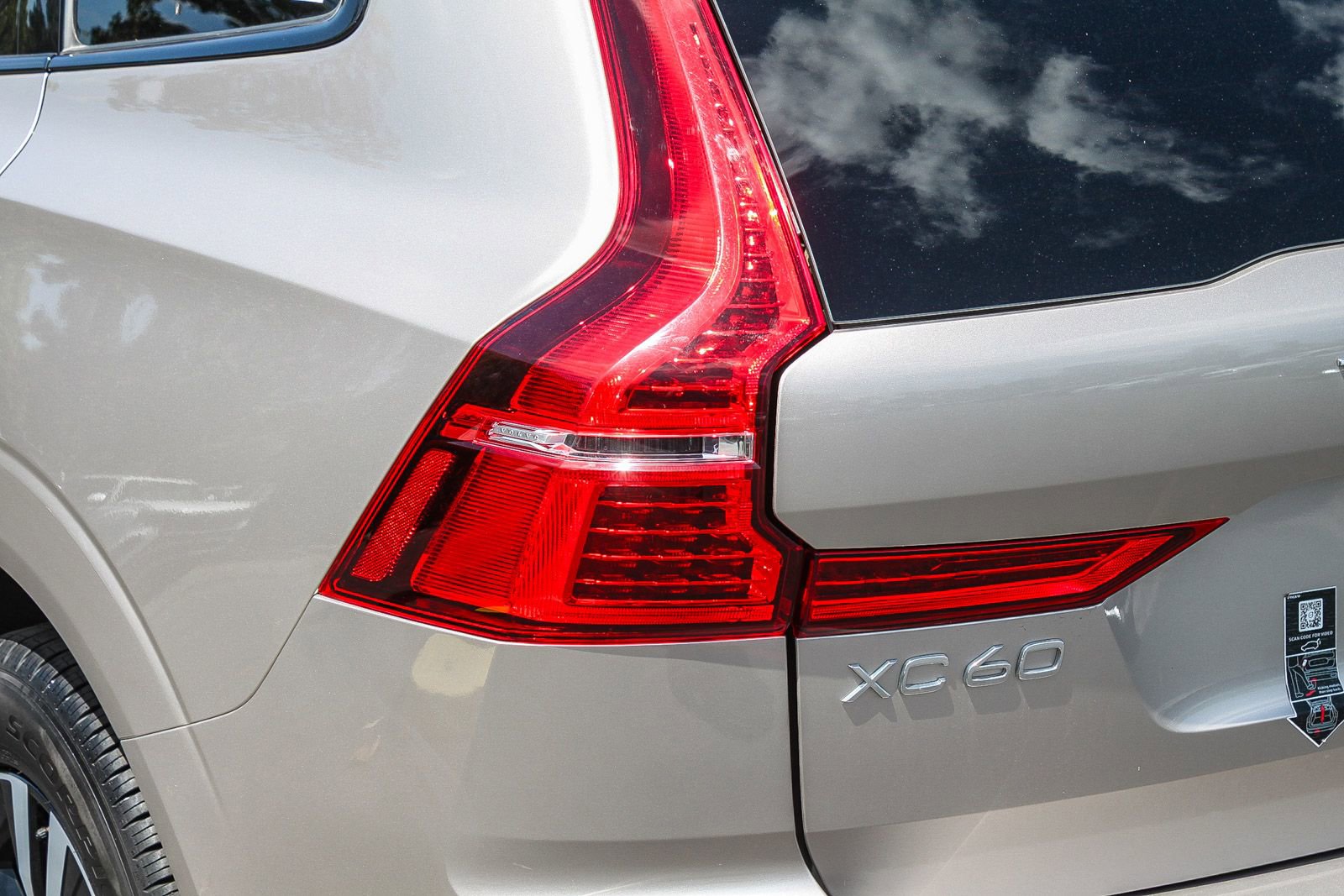 Used 2025 Volvo XC60 B5 Core AWD/4WD image 9