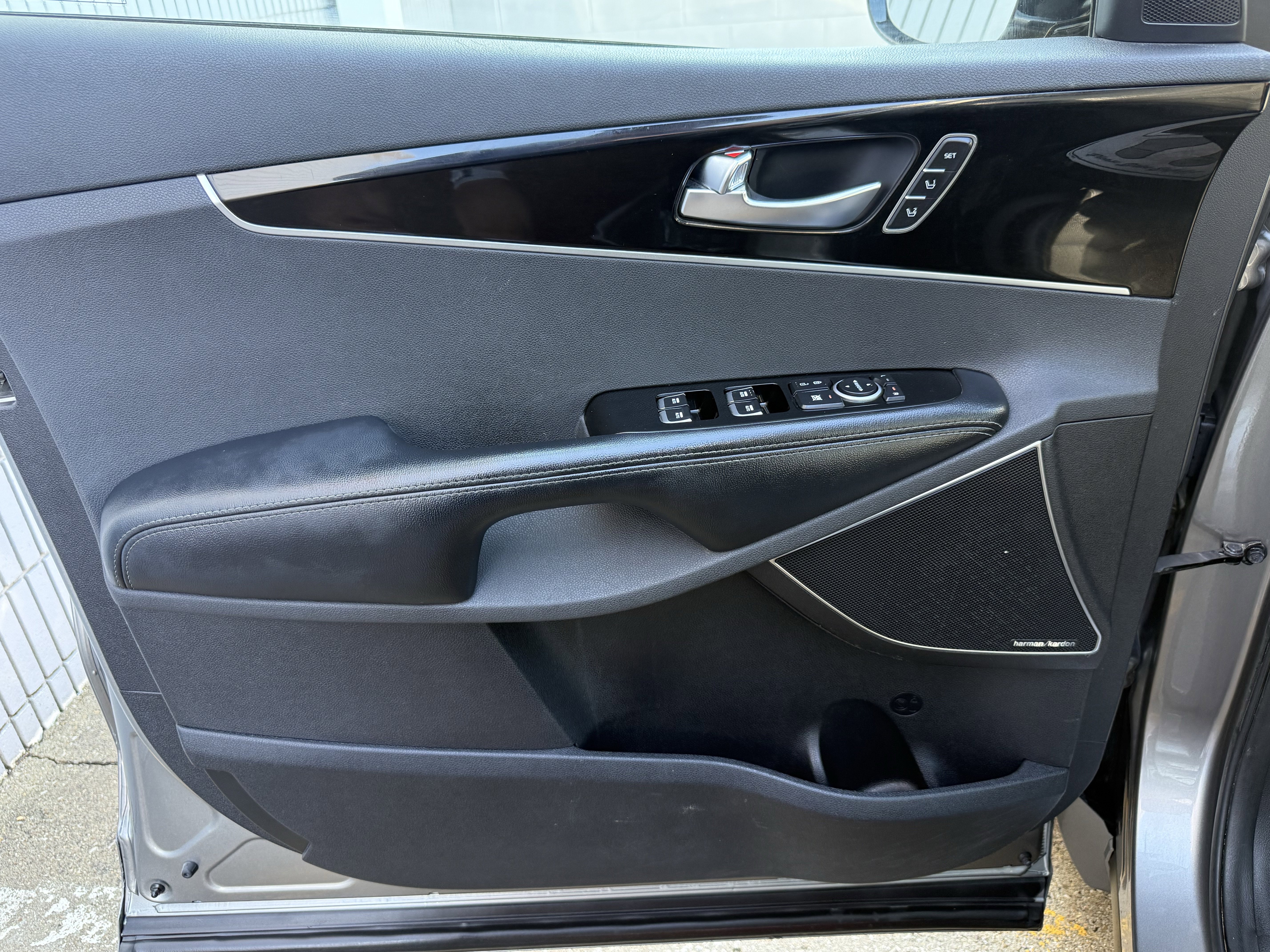 Used 2019 Kia Sorento SX image 11