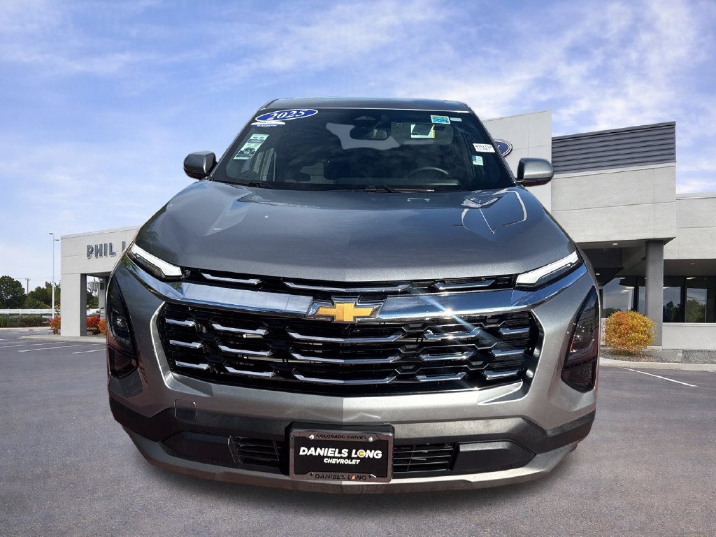 Used 2025 Chevrolet Equinox LT FWD image 2