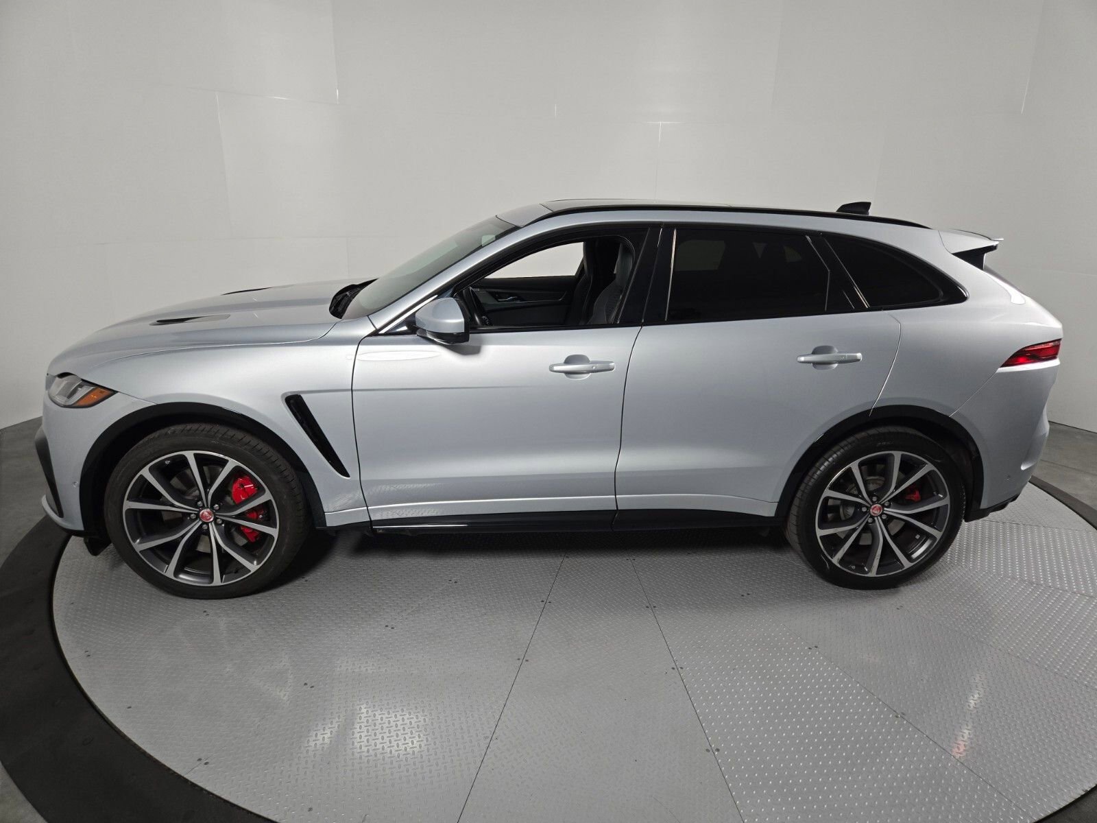 Used 2023 Jaguar F-PACE SVR image 33