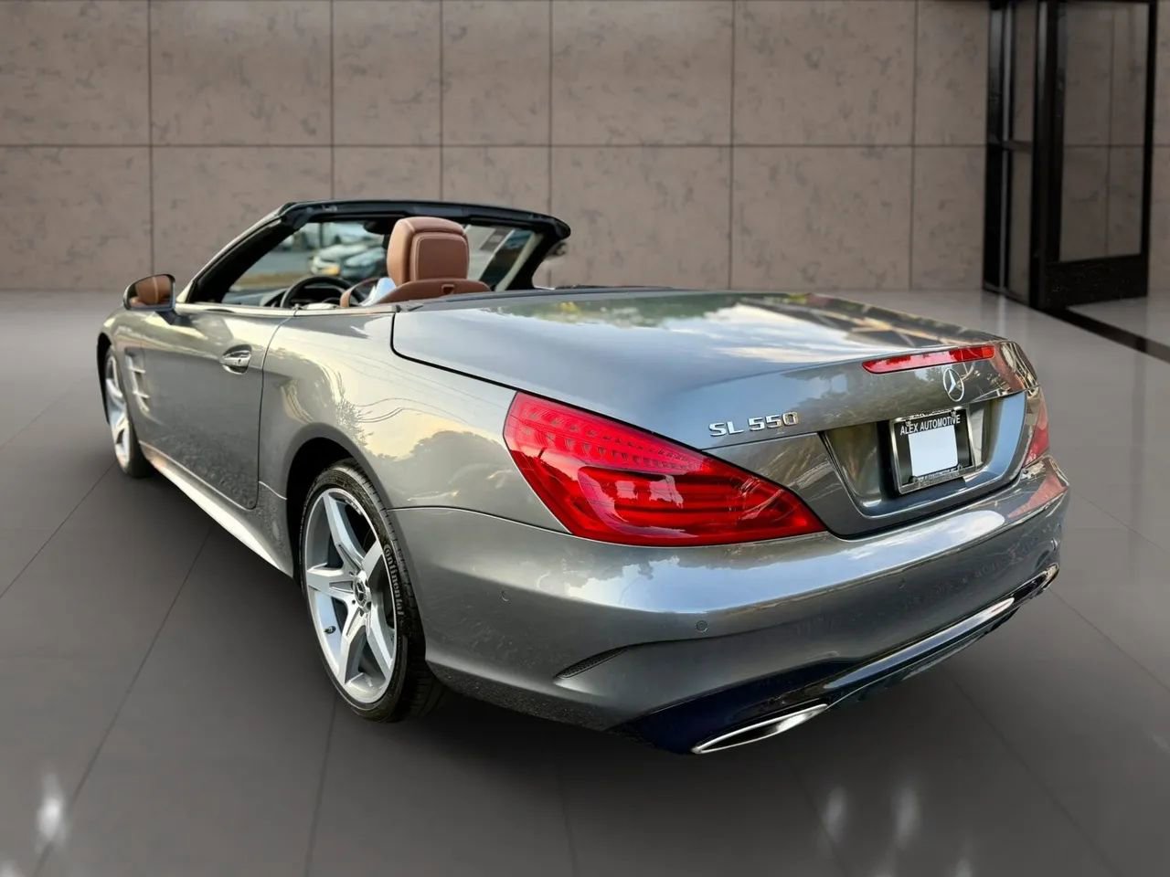Used 2018 Mercedes-Benz SL 550 w/ Driver Assistance Package image 17
