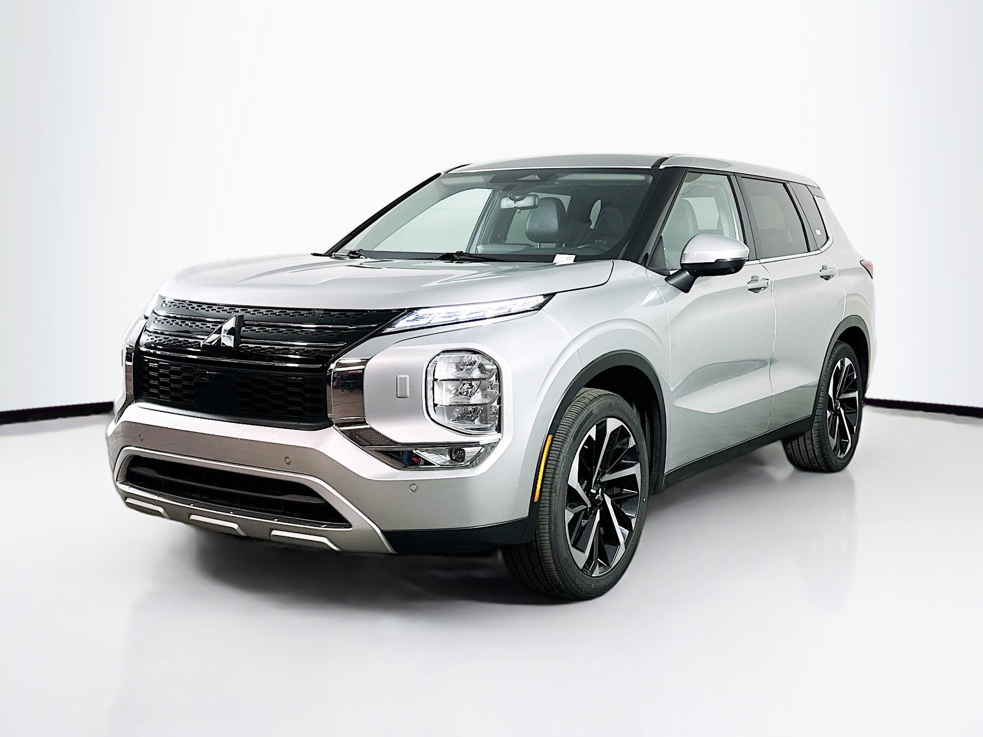 Used 2024 Mitsubishi Outlander SE image 3