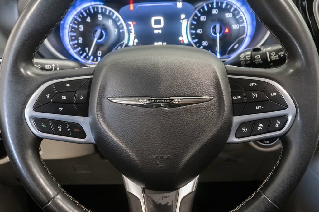 Used 2023 Chrysler Pacifica Touring-L FWD image 14
