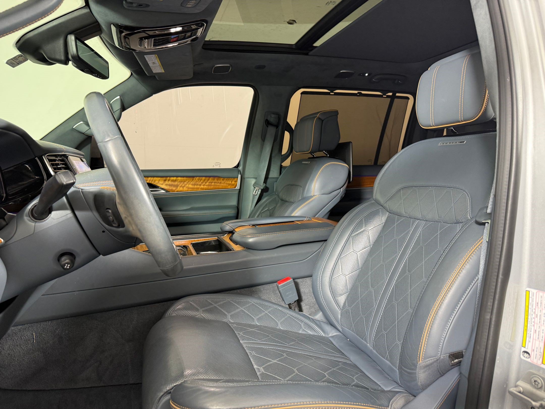 Used 2022 Jeep Grand Wagoneer Series III w/ Rear Seat Video Group 1 AWD/4WD image 5