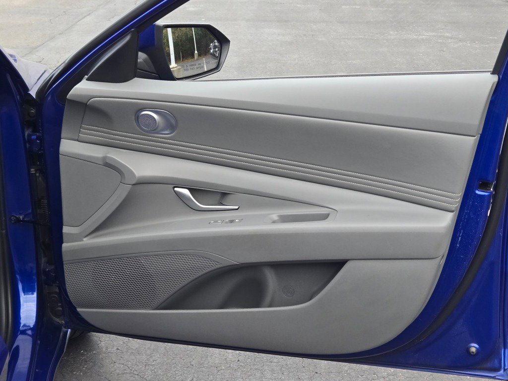 Used 2025 Hyundai Elantra SEL FWD image 5