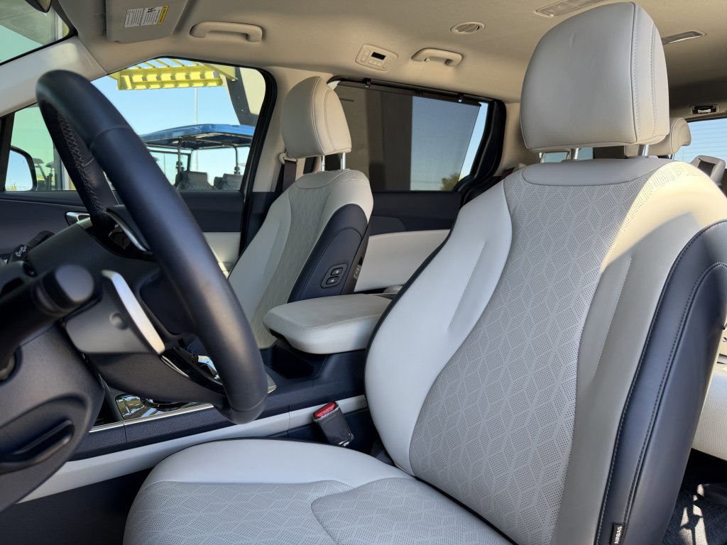 Used 2025 Kia Carnival EX image 35