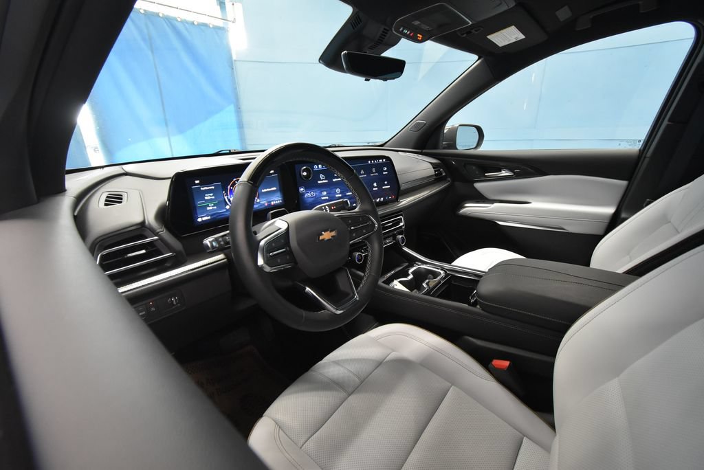 Used 2026 Chevrolet Traverse High Country w/ LPO, Floor Liner Package FWD image 2