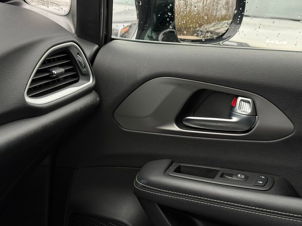 Used 2025 Chrysler Pacifica Select FWD image 38