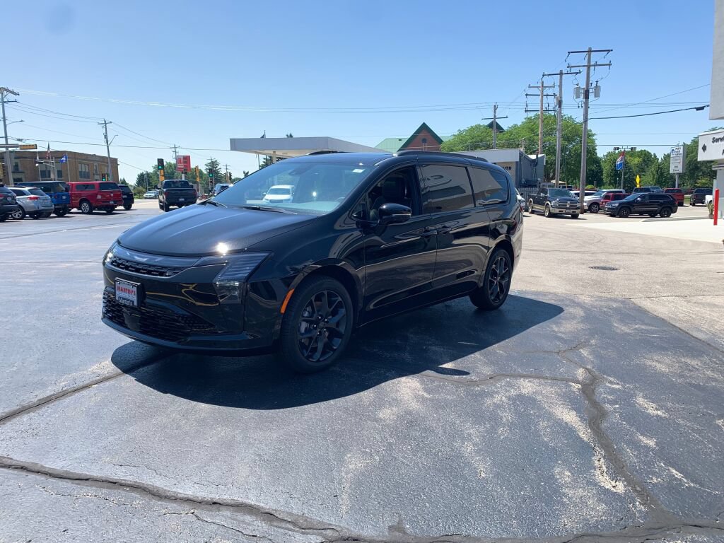 New 2027 Chrysler Pacifica Limited AWD/4WD image 3