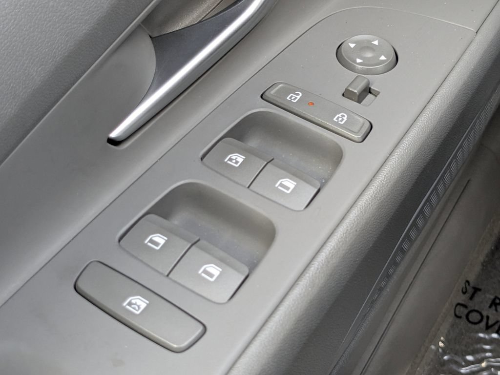 Used 2025 Hyundai Elantra SEL FWD image 29